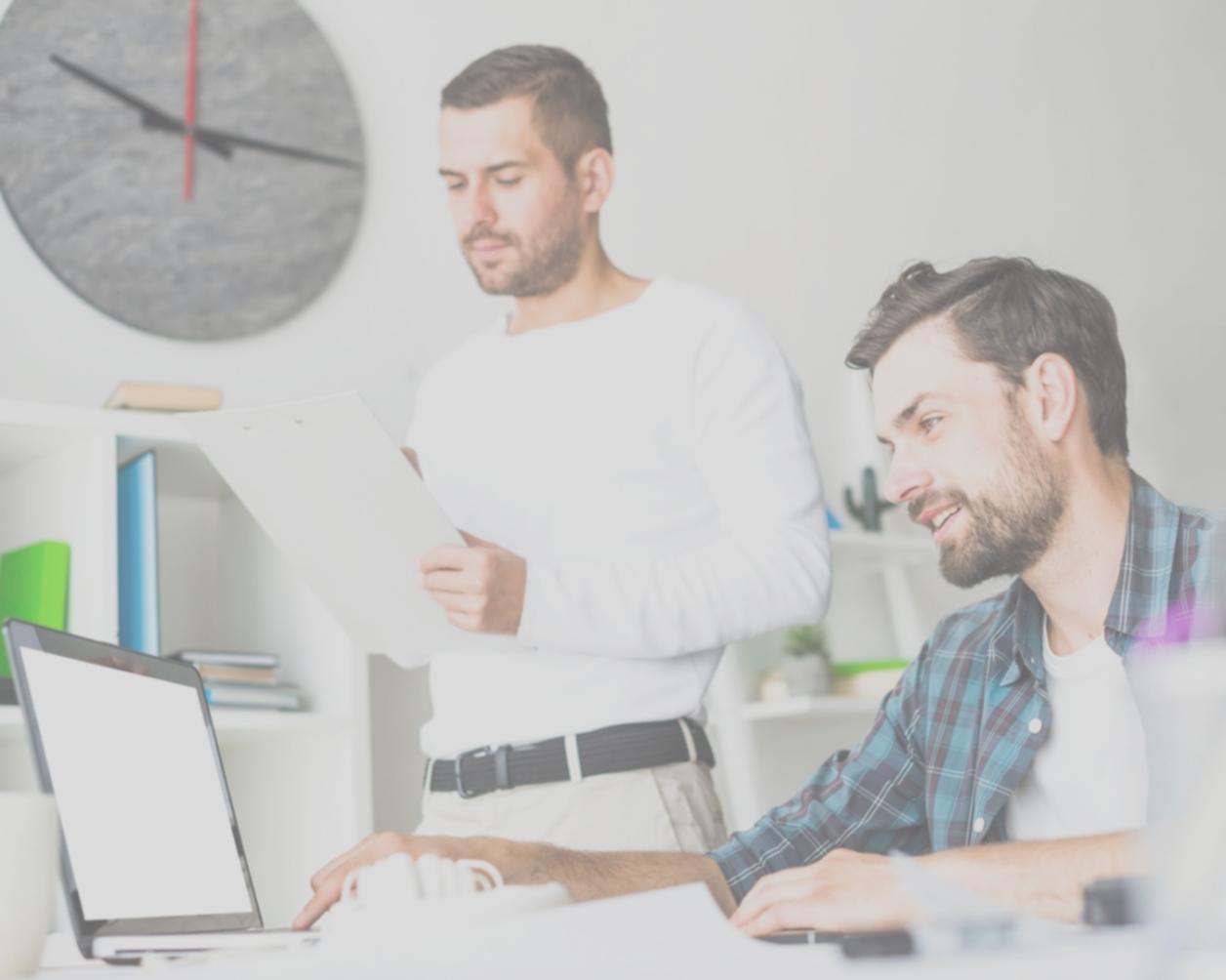 Finanzplanung und Beratung in modernem Büro