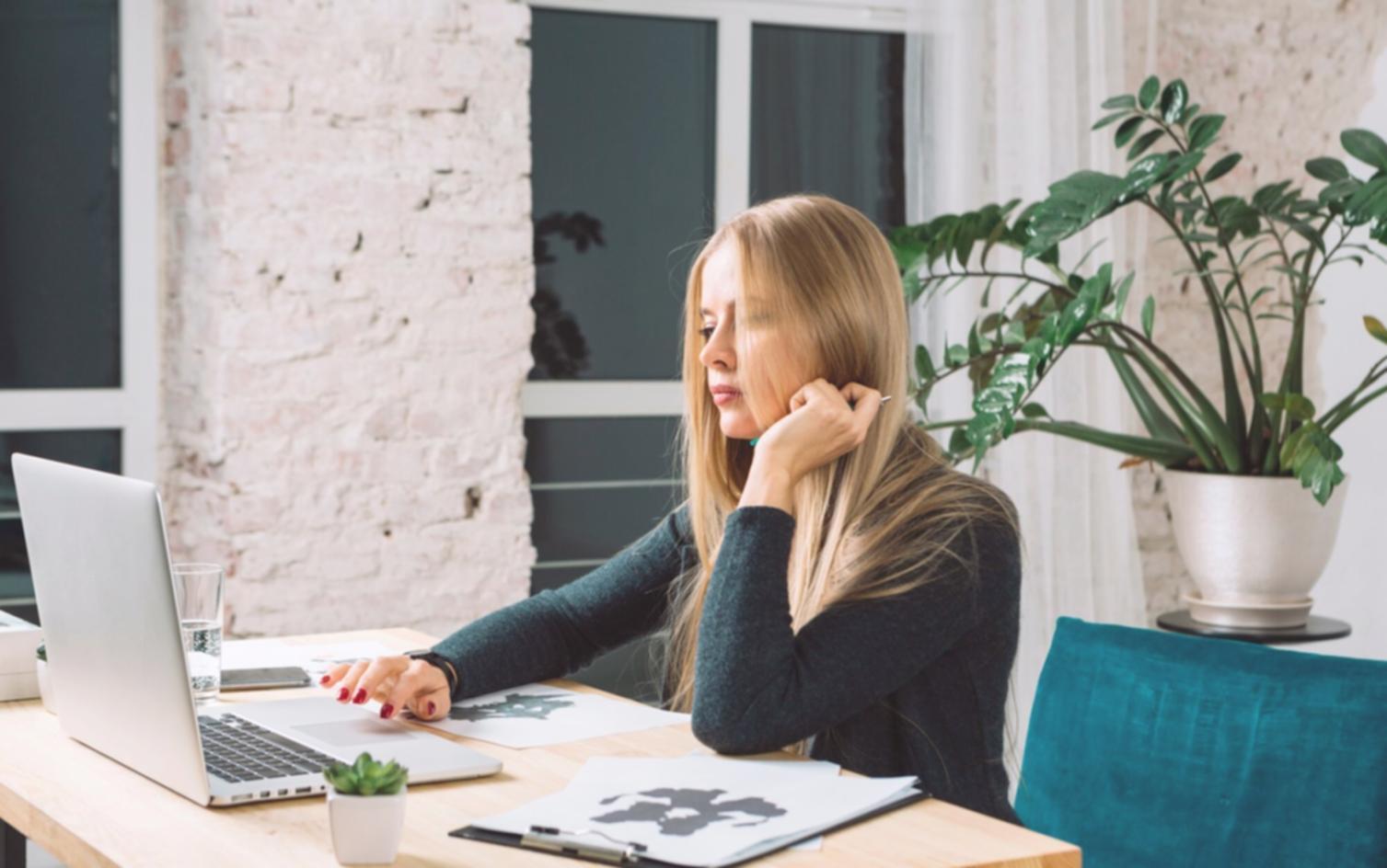 Arbeitsplatz mit Finanzplanungsunterlagen und Taschenrechner